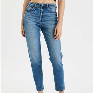 AMERICAN EAGLE MOM JEANS